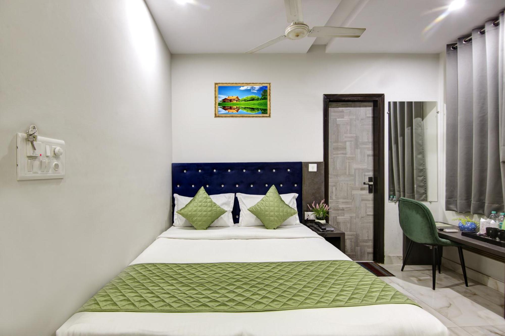 Hotel S B Inn-Near New Delhi Train Station Bagian luar foto