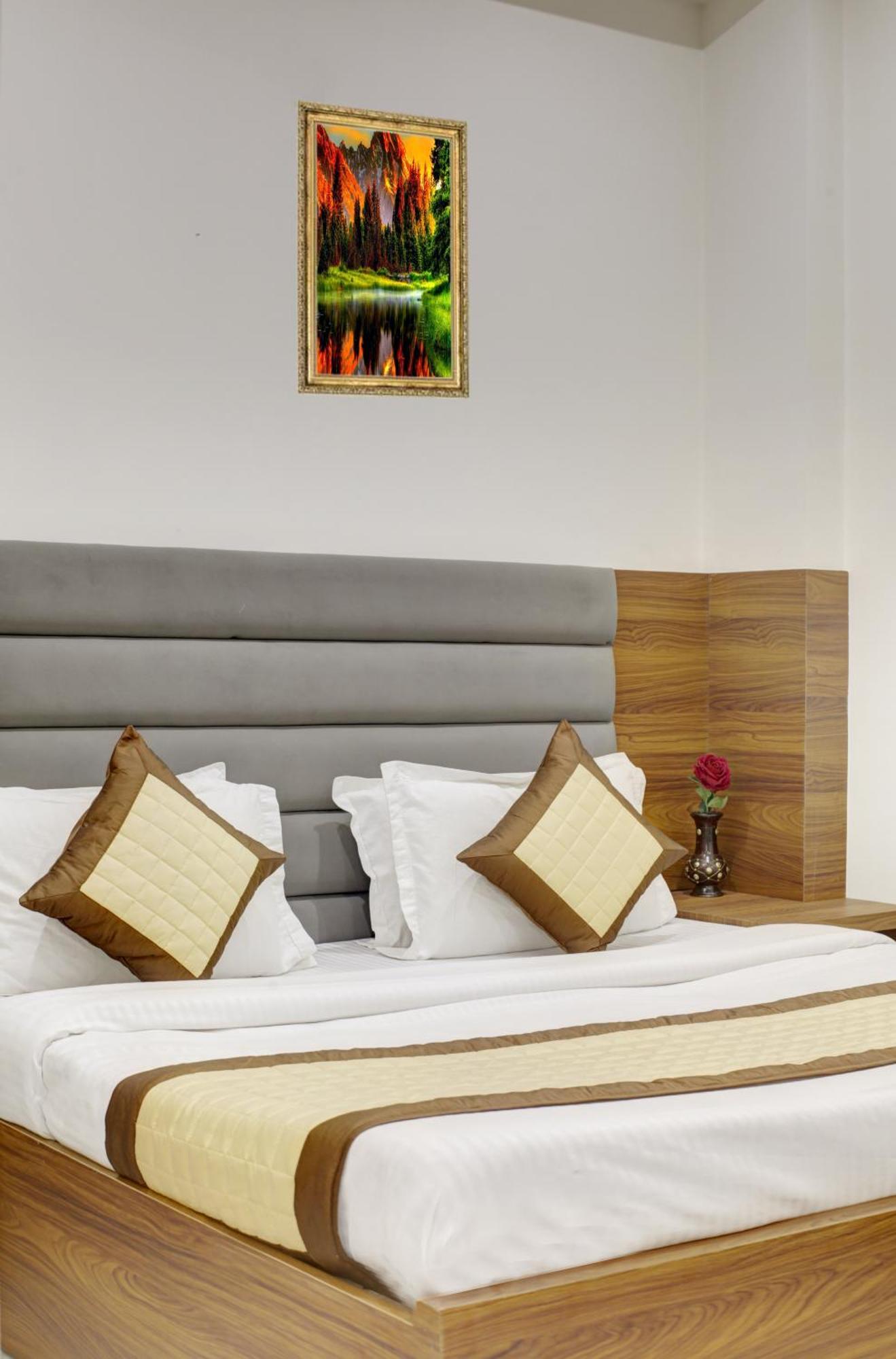 Hotel S B Inn-Near New Delhi Train Station Bagian luar foto