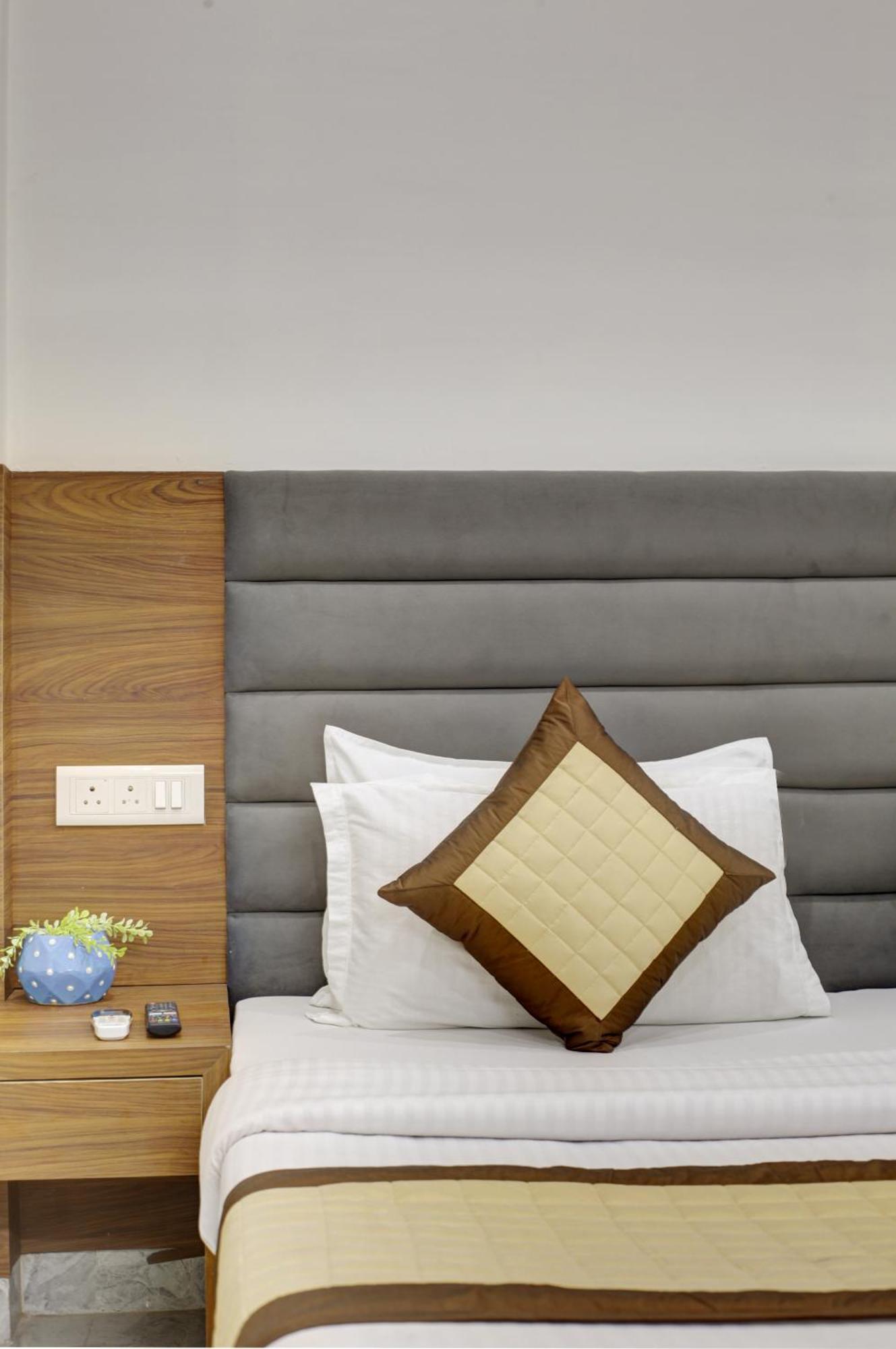 Hotel S B Inn-Near New Delhi Train Station Bagian luar foto